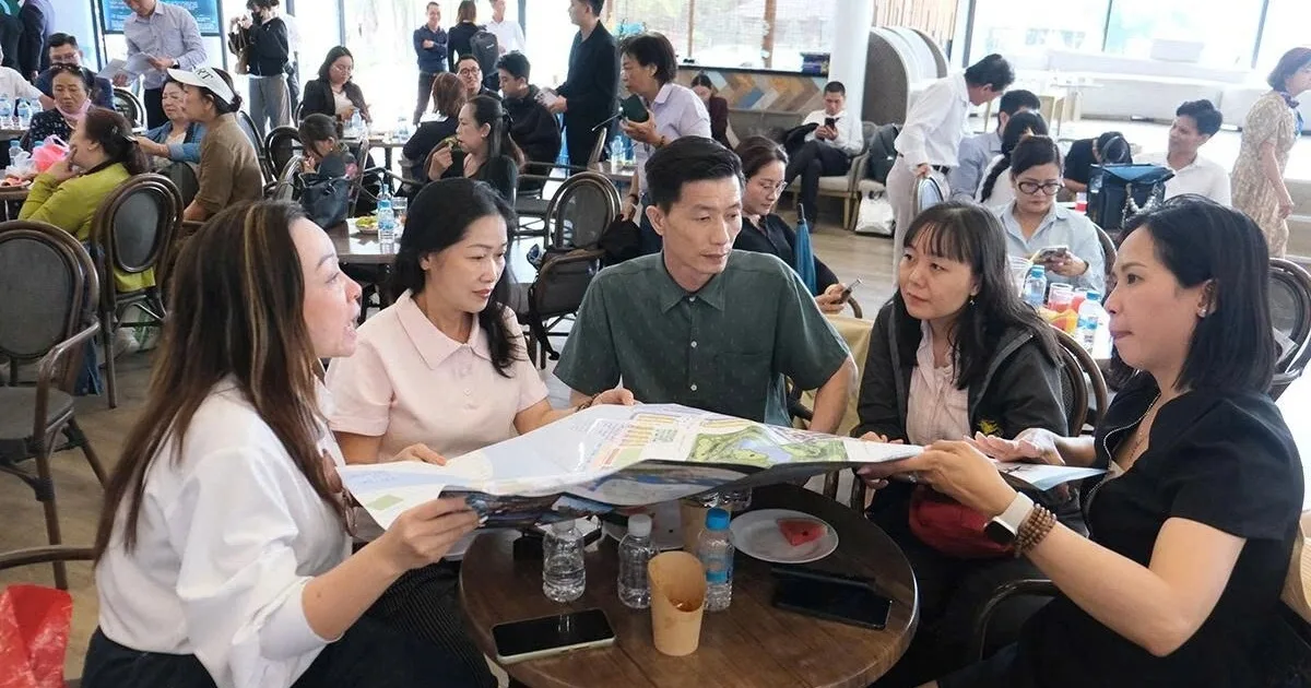 Khách hàng tham khảo bản đồ quy hoạch tại sự kiện giới thiệu dự án