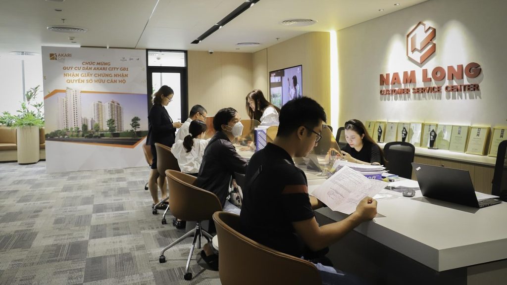 Khu vực quầy giao dịch Trung tâm chăm sóc khách hàng Nam Long, nơi cư dân Akari City làm thủ tục nhận sổ hồng