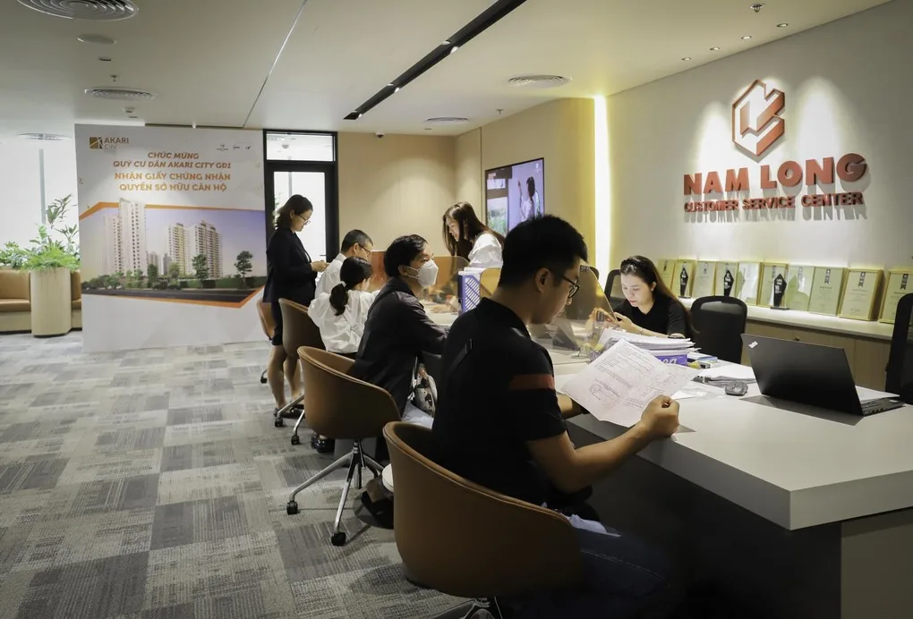Nhân viên Nam Long hỗ trợ khách hàng hoàn tất hồ sơ nhận sổ hồng Akari City giai đoạn 1