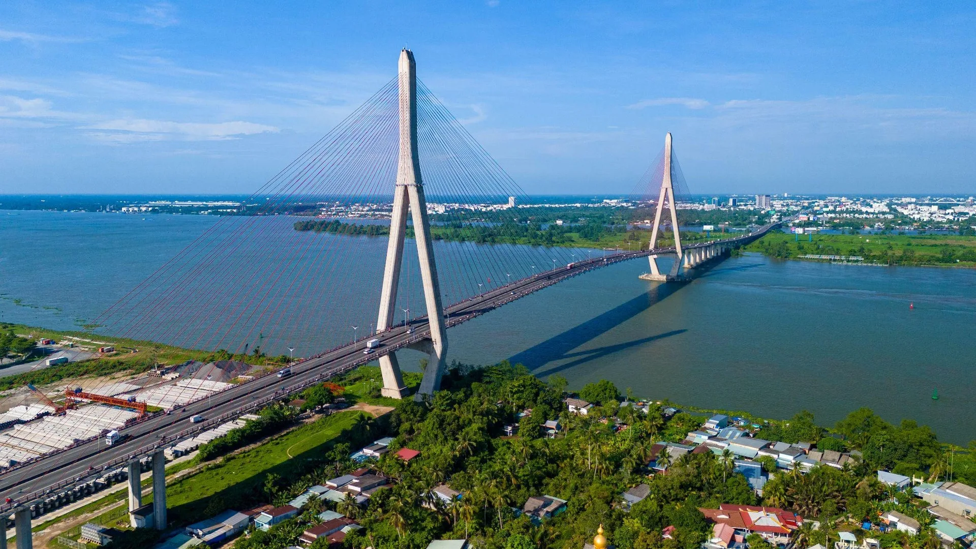 Cầu dây văng bắc qua sông Hậu, một phần hạ tầng giao thông kết nối khu vực Cần Thơ