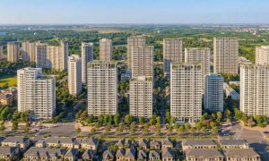 Toàn cảnh khu đô thị nhiều tòa tháp cao tầng xen kẽ mảng xanh gần vị trí Imperia Hanoi Garden City