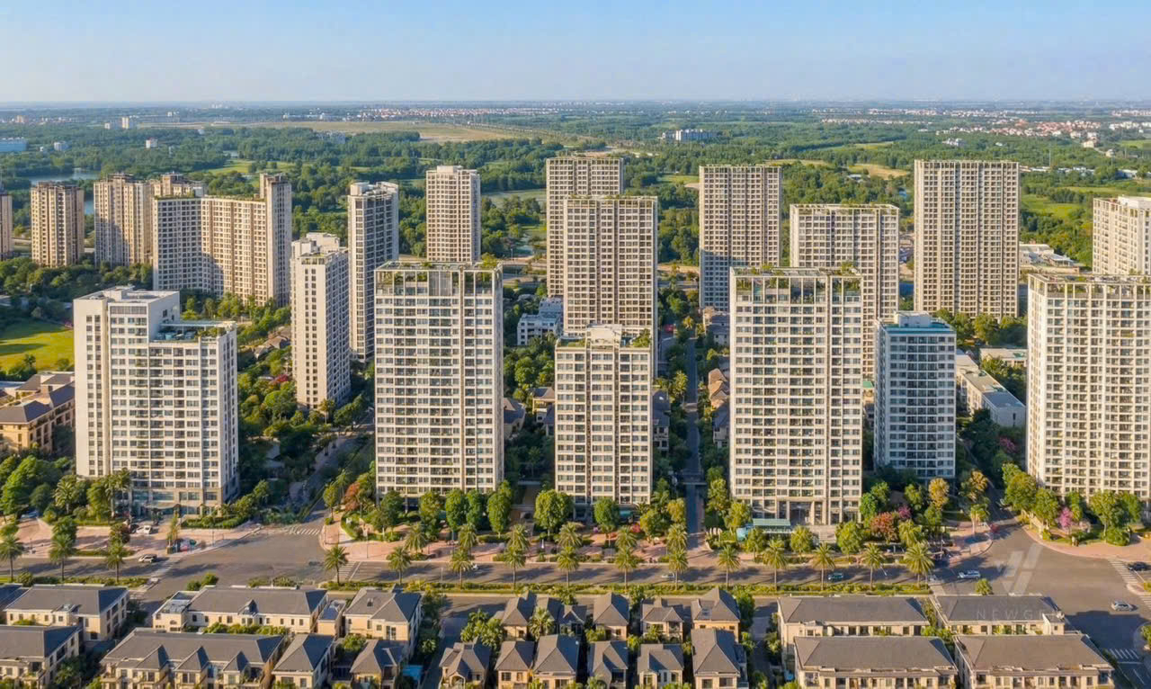 Toàn cảnh khu đô thị nhiều tòa tháp cao tầng xen kẽ mảng xanh gần vị trí Imperia Hanoi Garden City