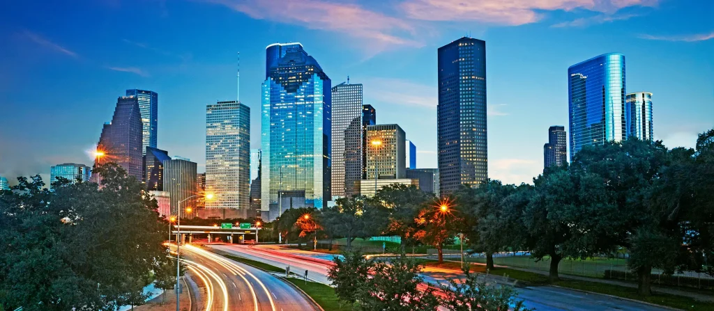 Skyline đô thị về đêm với các tòa nhà cao tầng và tuyến đường lớn, hình ảnh minh họa khu vực đô thị gần Suro Premia Thủ Thiêm